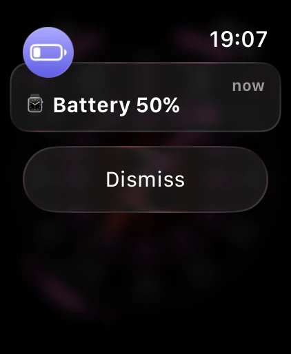 Apple Watch המציג תזכורת סוללה 50% עם כפתור סגירה